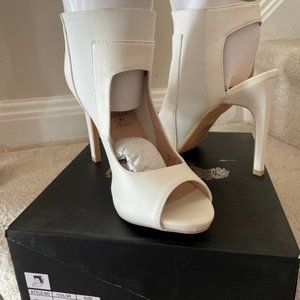 Design by Jacobies White open toe heels size 9